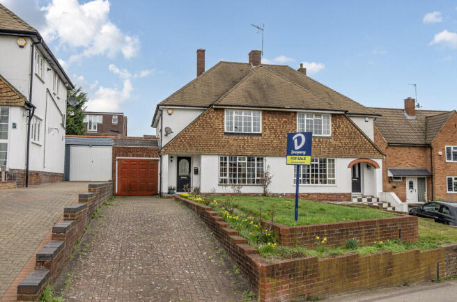 3 bed property, in Hurst Road, £599,000