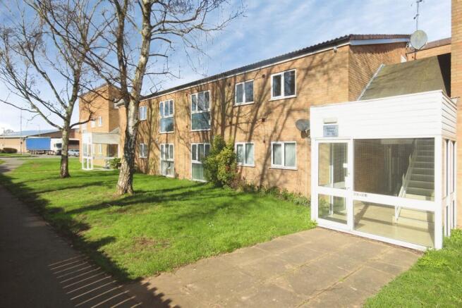 2 bed property, in Ryland Close, £160,000