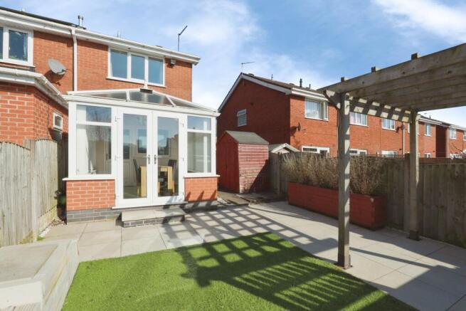 2 bed property, in Edmonton Grove, £169,000