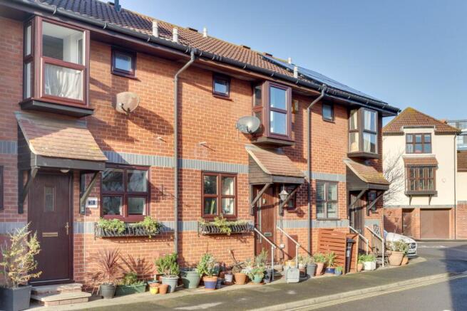 2 bed property, in Grays Court, £315,000