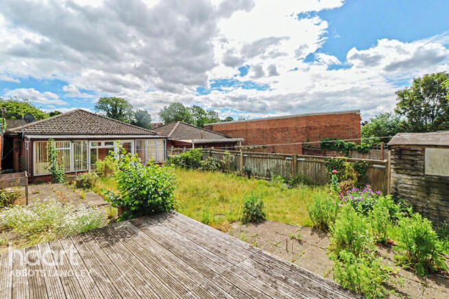 2 bed property, in Fairway Court, £385,000