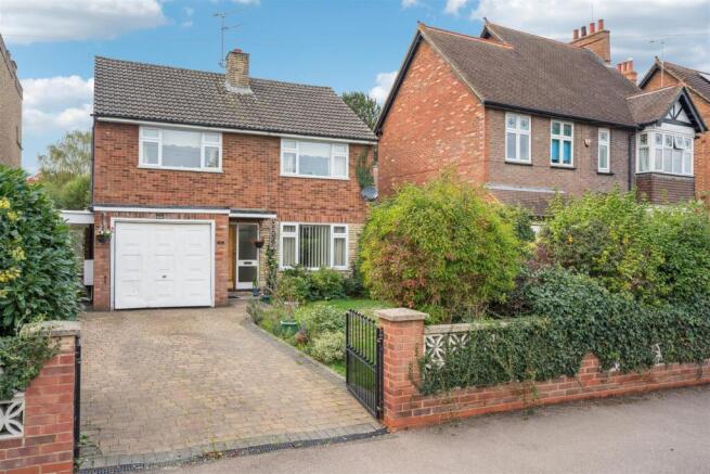 3 bed property, in Southcourt Road, £650,000