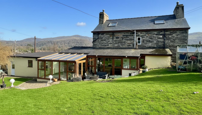 5 bed property, in Ynys, £425,000