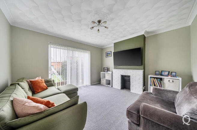 2 bed property, in Bourne Grove, £325,000