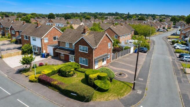 2 bed property, in Nailers Drive, £220,000
