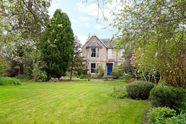 4 bed property, in Crawley House, £595,000