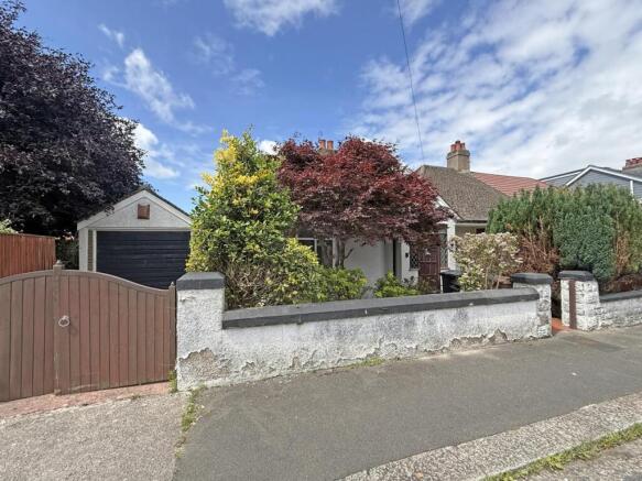 2 bed property, in Corondale Road, £240,000