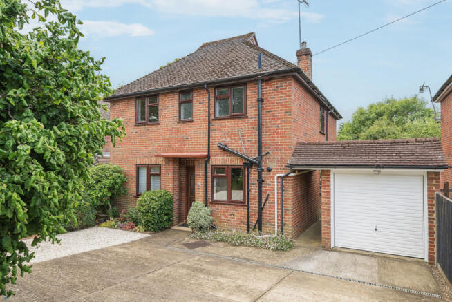 3 bed property, in Oak Tree Road, £650,000