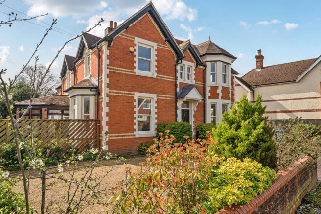 4 bed property, in High Street, £975,000