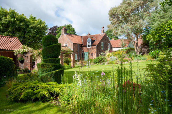 4 bed property, in Main Street, £499,950