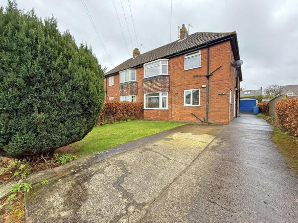 2 bed property, in Fieldstead Crescent, £130,000