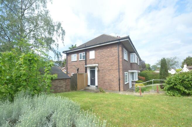 2 bed property, in Lyconby Gardens, £340,000
