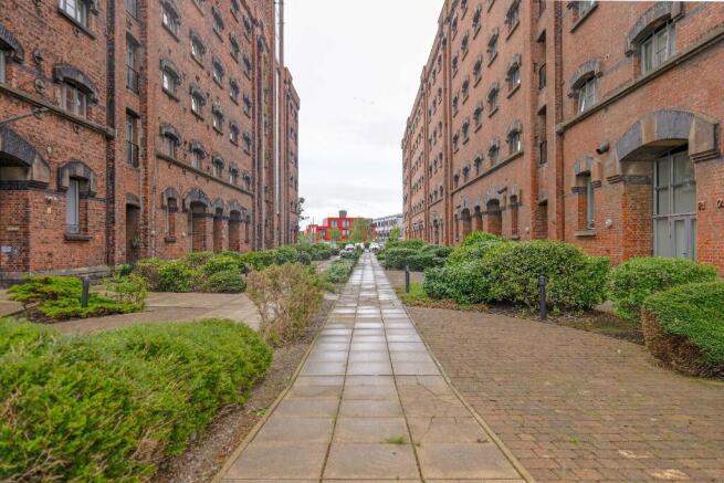 1 bed property, in Dock Road, £82,000