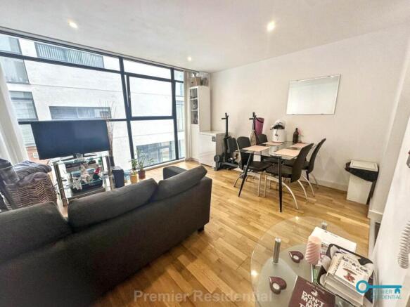 2 bed property, in Apt 14 Hill Quays, £220,000