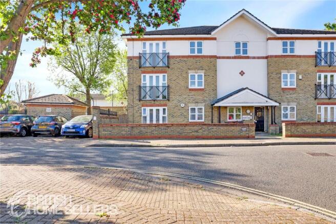 1 bed property, in Sherwood Gardens, £285,000