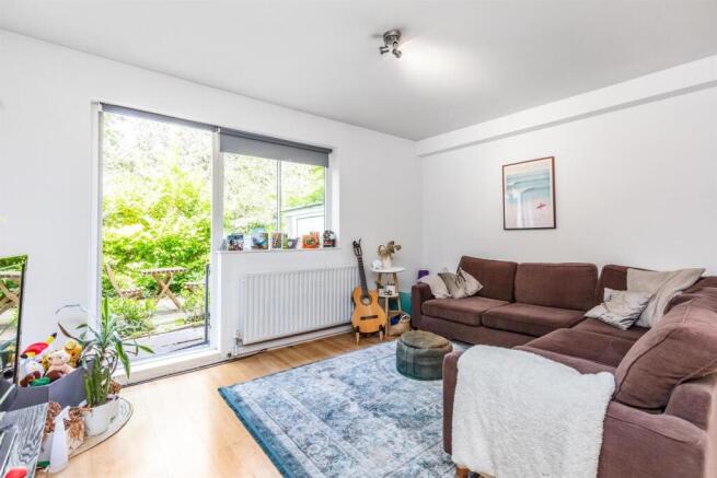 1 bed property, in Carlton Drive, £375,000