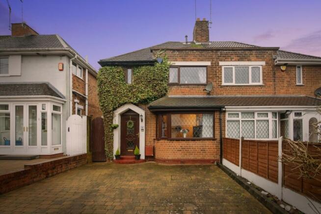 2 bed property, in Lewis Road, £235,000