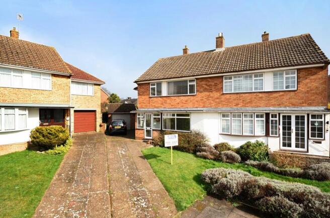 4 bed property, in Chervilles, £425,000