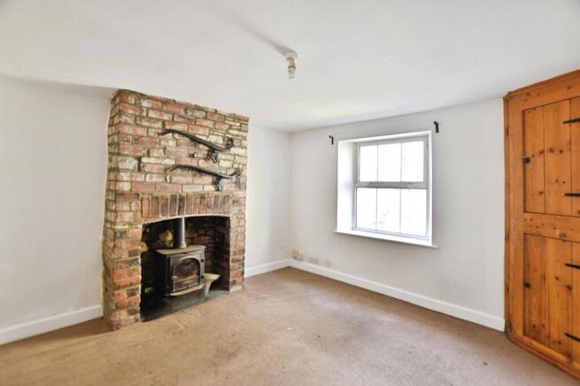 2 bed property, in Queens Road, £200,000