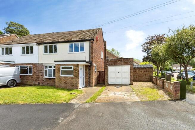 3 bed property, in Parkway, £450,000