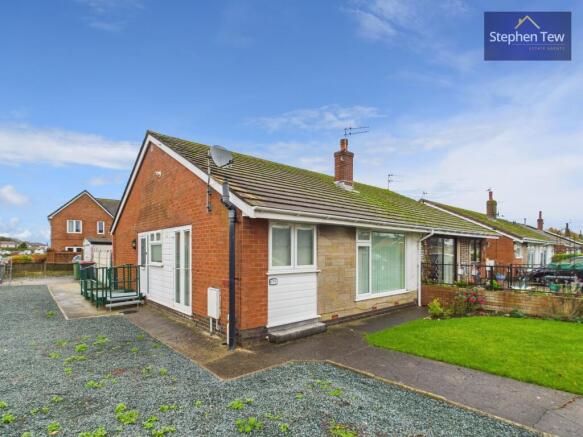 2 bed property, in Pinewood Avenue, £175,000