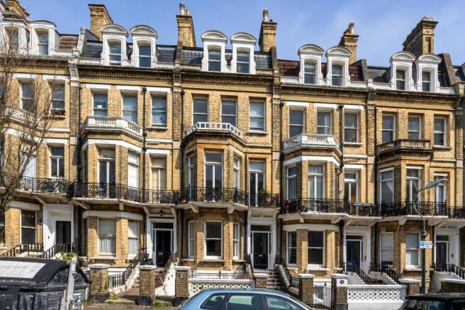 1 bed property, in First Avenue, £300,000