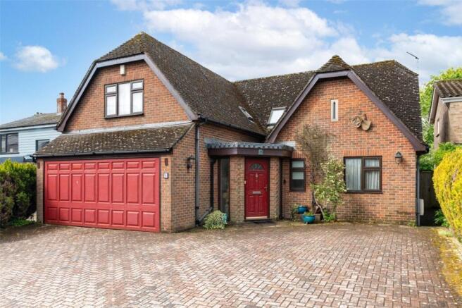4 bed property, in Victoria Road, £800,000