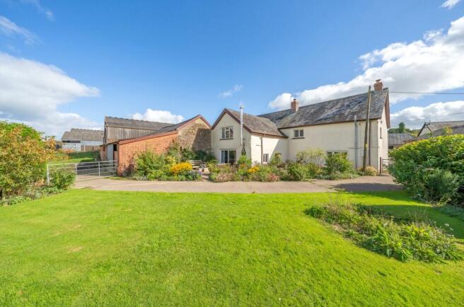 5 bed property, in East Knowstone, £650,000
