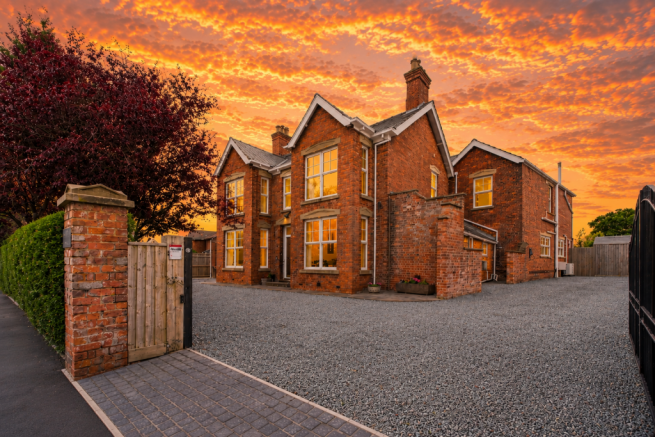 5 bed property, in Welcome To Ainsworth House, £800,000
