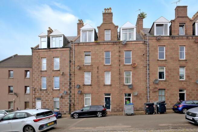 1 bed property, in Hardgate, £60,000