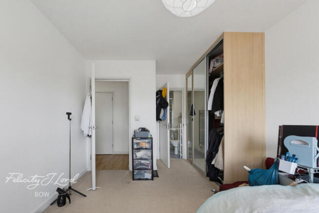 2 bed property, in Mostyn Grove, £400,000