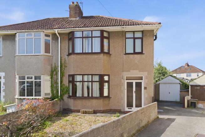 3 bed property, in Woodstock Road, £330,000