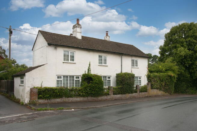 3 bed property, in Lavington Lane, £350,000