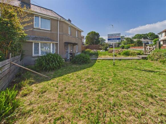 2 bed property, in Coombe Road, £225,000