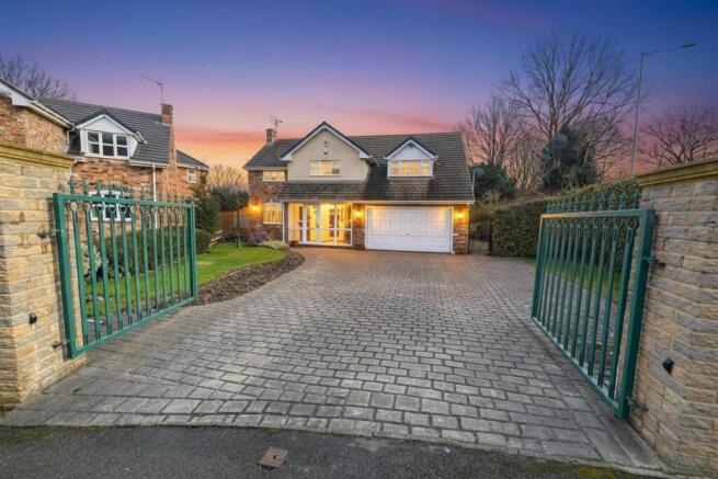 5 bed property, in Park Lodge Close, £800,000
