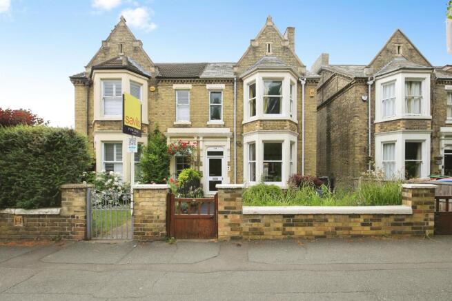 4 bed property, in Broadway, £400,000