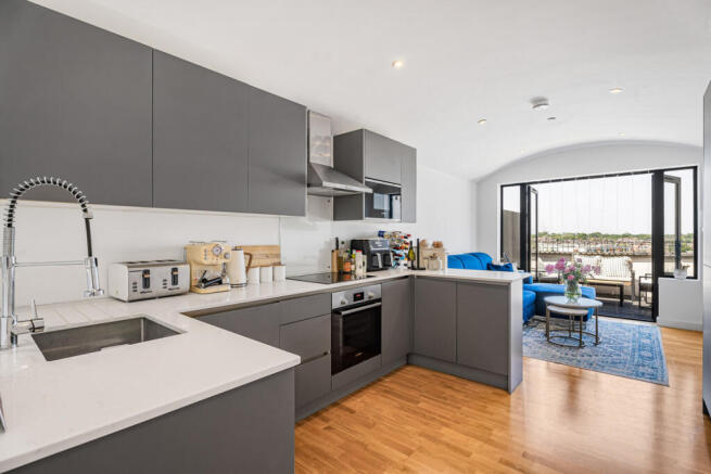 1 bed property, in Balham High Road, £625,000
