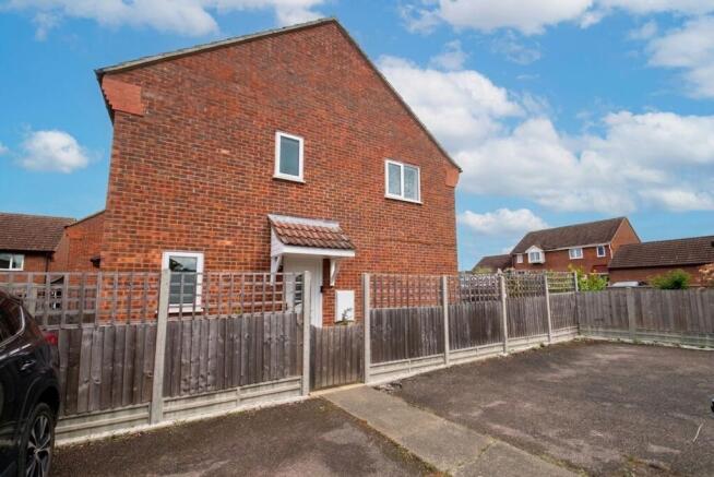 2 bed property, in Almers Close, £250,000