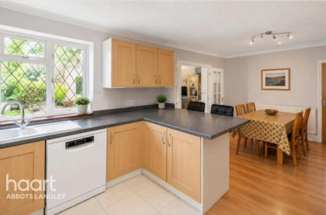 3 bed property, in Rosehill Gardens, £535,000