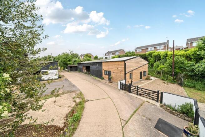 1 bed property, in Lower Church Farm, £650,000