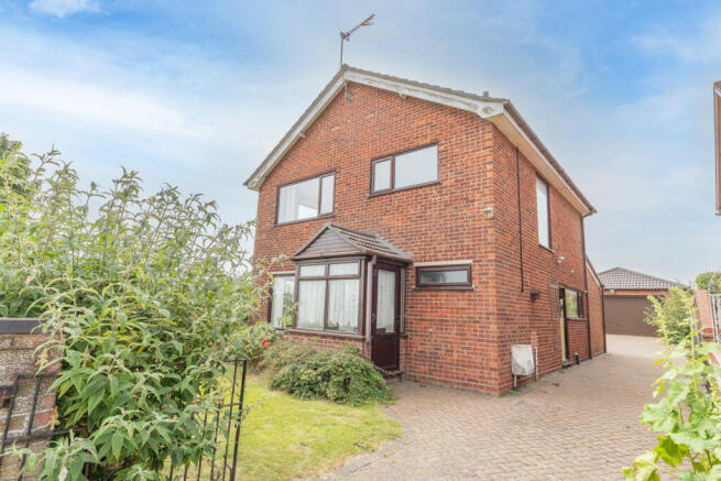 3 bed property, in 50 Grand Avenue, £400,000