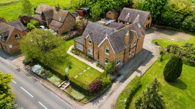 5 bed property, in Cleeve Road Middle Littleton, £795,000