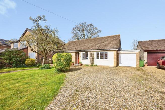 3 bed property, in Knights End Road, £350,000
