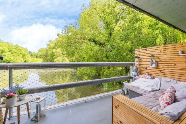 2 bed property, in Lake Shore Drive, £220,000