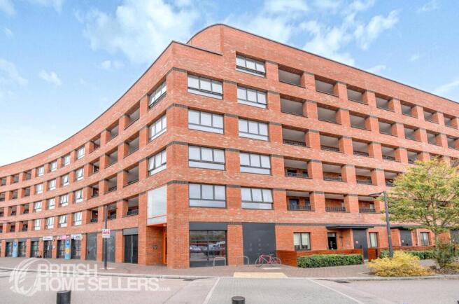 2 bed property, in Thames Reach, £325,000