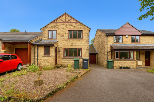 3 bed property, in Moorhouse Court, £220,000
