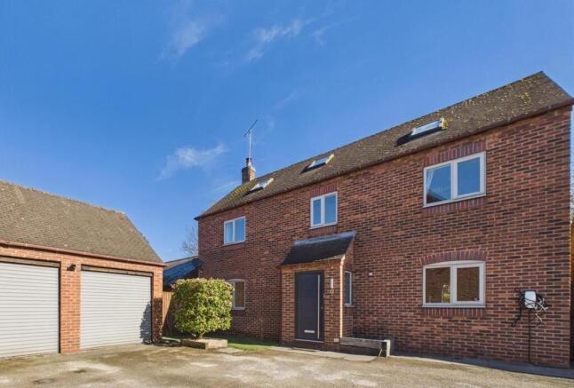 5 bed property, in Forge Close, £575,000