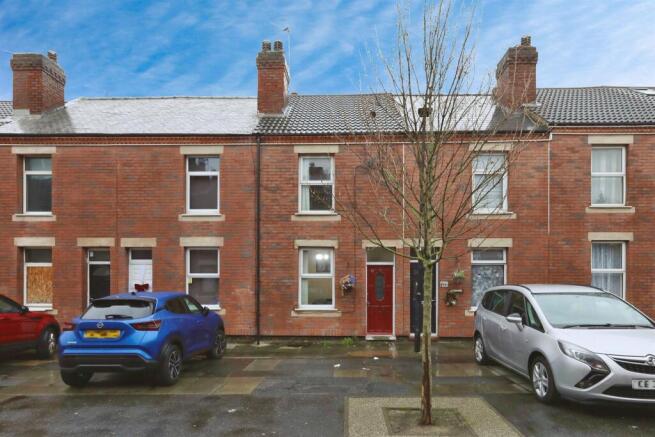2 bed property, in Sheardown Street, £80,000