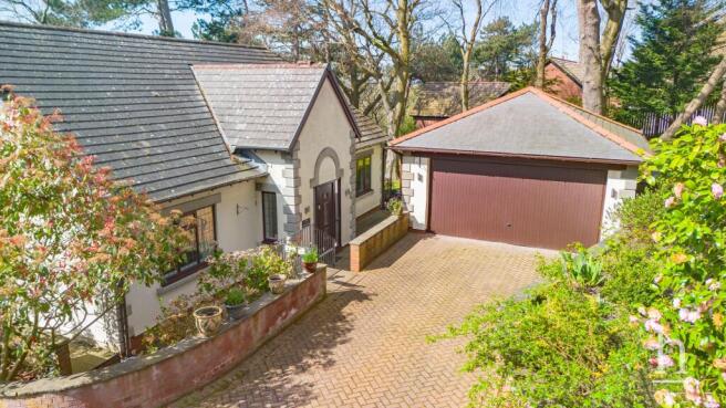 5 bed property, in Chenotrie Gardens, £680,000