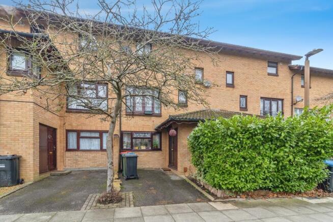 4 bed property, in Oldbrook Boulevard, £350,000